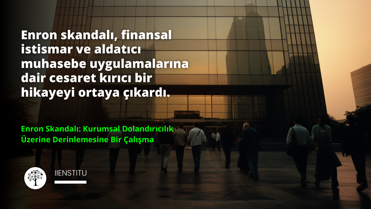 Bir grup insan eğimli çatısı olan büyük bir binanın önünde yürüyor. Çoğunlukla beyaz olan binanın birinci ve ikinci katlarında birkaç pencere var. İnsanlar ceket, kapüşonlu sweatshirt ve kot pantolon gibi çeşitli tonlarda giysiler giymektedir. Bir kişi siyah bir ceket ve siyah bir pantolon giymiş. Görüntünün ön planında noktalar ve çizgiler bulunan siyah bir ağaç var. Görüntünün sol tarafında, bir kişi siyah zemin üzerine beyaz yazıların olduğu karanlık bir odada yürümektedir. Daha geride, bir kişi koyu renkler giyerek sokakta yürürken, başka bir kişi siyah bir ceket ve koyu renk pantolon giymektedir. Görüntünün sağ tarafında, üzerinde yeşil bir yazı bulunan bir kişinin bacağı görülüyor. Bu görüntü bir binanın önünde yürüyen bir grup insana aittir.
