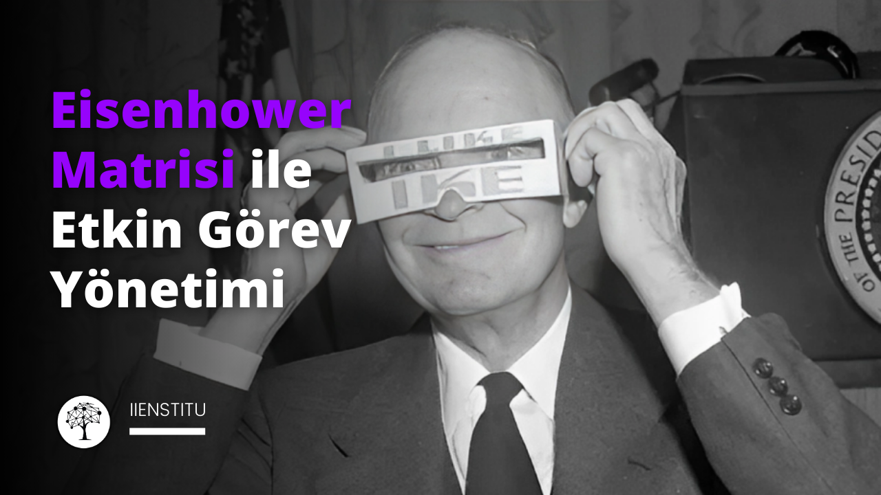 Lacivert şık bir takım elbise giyen ve kırmızı kravat takan bir adam düz beyaz bir duvarın önünde durmaktadır. Beyaz bir kâğıt parçasını gözlerine doğru tutmakta ve gözlerini görüş alanından çıkarmaktadır. Uzun siyah saçları düzgünce taranmıştır ve takım elbise ceketinin altından beyaz gömleği görünmektedir. Ciddi ve odaklanmış görünüyor, yüzünde hafif bir gülümseme var. Elleri kâğıdı sıkıca kavramış ve duruşu rahat. Derin düşüncelere dalmış, önemli bir şey düşünüyor gibi görünüyor.