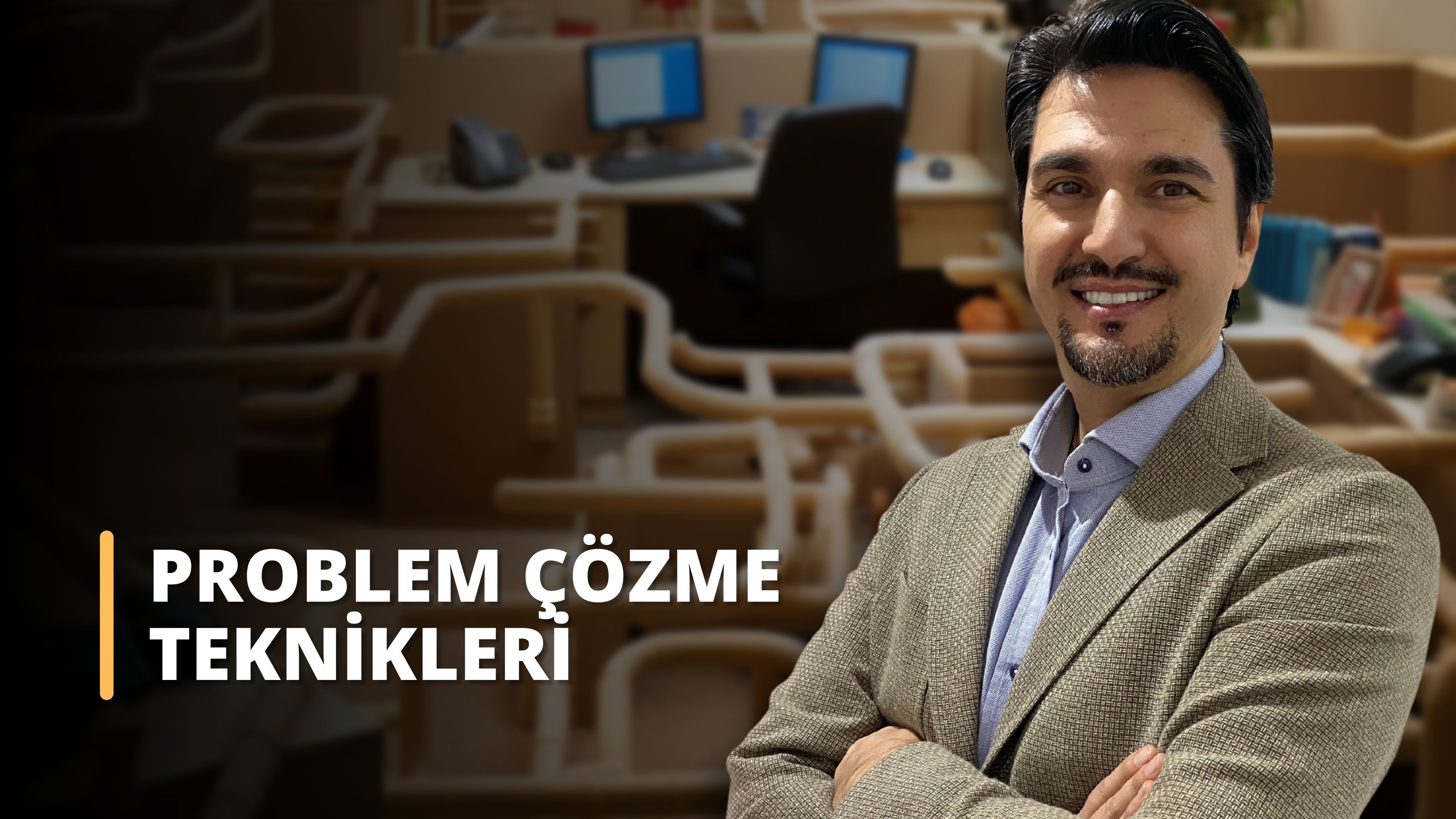 Bu, problem çözme teknikleri üzerine çevrimiçi bir kursun görüntüsüdür. Kollarını kavuşturmuş, kendine güvenen ve hazır olduğu izlenimi veren bir adam görülüyor. Arka planda bulanık bir ekran görüntüsü ve siyah zemin üzerinde beyaz bir harf var. Ayrıca bir adamın sakalının yakın çekimi ve kameraya gülümseyen bir adam da var. Ek olarak, görselde kahverengi bir arka plan üzerinde beyaz bir harf ve siyah bir arka plan üzerinde beyaz bir metin görülüyor. Tüm bu unsurlar bir araya gelerek kursun güçlü bir görsel temsilini oluşturuyor. Görsel, öğrencinin kursta kazanacağı bilgi ve becerilerle her türlü sorunun üstesinden gelmeye hazır olduğu fikrini iletiyor. Böylece görsel, öğrencinin sebat etmesi ve başarılı olmak için gereken becerileri öğrenmesi için etkili bir hatırlatma ve motivasyon işlevi görüyor.