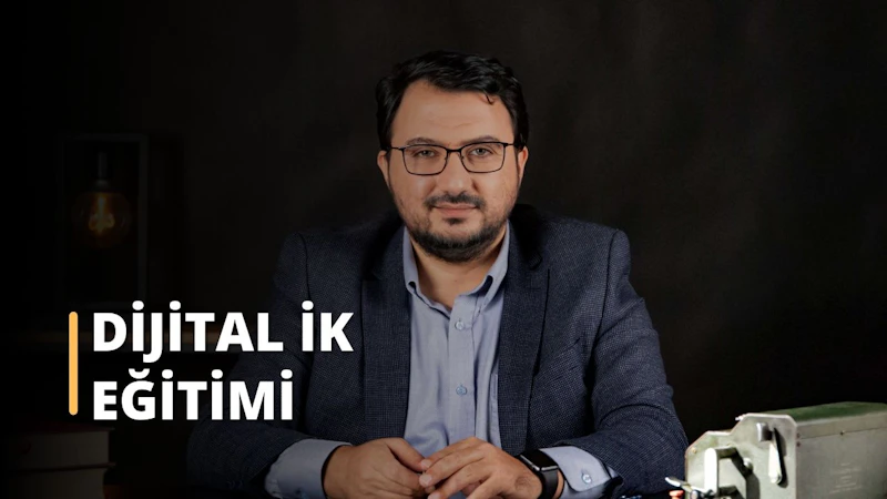 Lacivert takım elbise giyen orta yaşlı bir adam beyaz bir arka planın önünde duruyor. Sakallı ve kalın çerçeveli bir gözlük takıyor. Başı hafifçe eğiktir ve bakışları yukarı doğru yönelmiştir. Kendinden emin bir ifadesi var ve ellerini iki yanında tutuyor. Lacivert takım elbisesinin tek düğmeli, iki düğmeli ve sivri yakalı bir ceketi vardır. Beyaz gömleği ceketin altından görünmektedir ve şal desenli bir kravatla süslenmiştir. Adamın kol saati ve altın bir yüzüğü var. Sonuç olarak, dünyaya meydan okumaya hazır görünüyor.