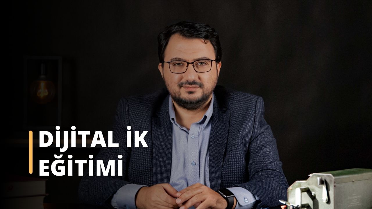 Lacivert takım elbise giyen orta yaşlı bir adam beyaz bir arka planın önünde duruyor. Sakallı ve kalın çerçeveli bir gözlük takıyor. Başı hafifçe eğiktir ve bakışları yukarı doğru yönelmiştir. Kendinden emin bir ifadesi var ve ellerini iki yanında tutuyor. Lacivert takım elbisesinin tek düğmeli, iki düğmeli ve sivri yakalı bir ceketi vardır. Beyaz gömleği ceketin altından görünmektedir ve şal desenli bir kravatla süslenmiştir. Adamın kol saati ve altın bir yüzüğü var. Sonuç olarak, dünyaya meydan okumaya hazır görünüyor.