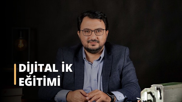 Lacivert takım elbise giyen orta yaşlı bir adam beyaz bir arka planın önünde duruyor. Sakallı ve kalın çerçeveli bir gözlük takıyor. Başı hafifçe eğiktir ve bakışları yukarı doğru yönelmiştir. Kendinden emin bir ifadesi var ve ellerini iki yanında tutuyor. Lacivert takım elbisesinin tek düğmeli, iki düğmeli ve sivri yakalı bir ceketi vardır. Beyaz gömleği ceketin altından görünmektedir ve şal desenli bir kravatla süslenmiştir. Adamın kol saati ve altın bir yüzüğü var. Sonuç olarak, dünyaya meydan okumaya hazır görünüyor.