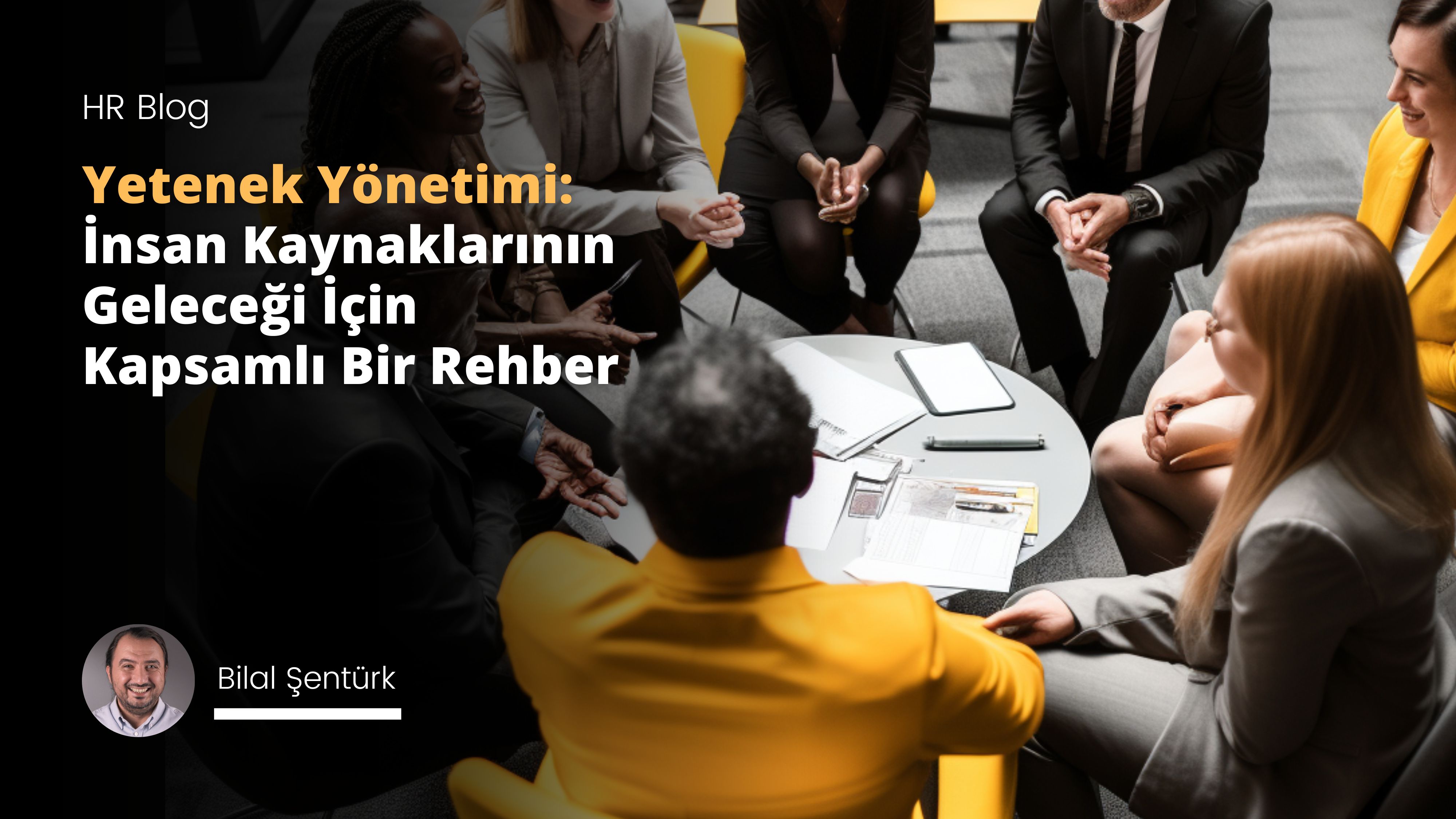 Bir grup insan daire şeklinde oturmaktadır ve siyah elbiseli bir kadın sağ tarafta diz çökmüştür. Ortada bir sandalyede oturan takım elbiseli ve kravatlı bir adam ve yanındaki masada beyaz bir tablet var. Sol tarafta bir sosyal medya paylaşımının ekran görüntüsü görülüyor. Sol üst köşede bir adam kameraya gülümsüyor. Gruptaki herkes gülüyor ve konuşuyor, sıcak bir atmosfer yaratıyor. Grup farklı cinsiyetlerden, yaşlardan ve etnik kökenlerden oluşuyor, bu da onu çeşitli ve kapsayıcı bir ortam haline getiriyor.