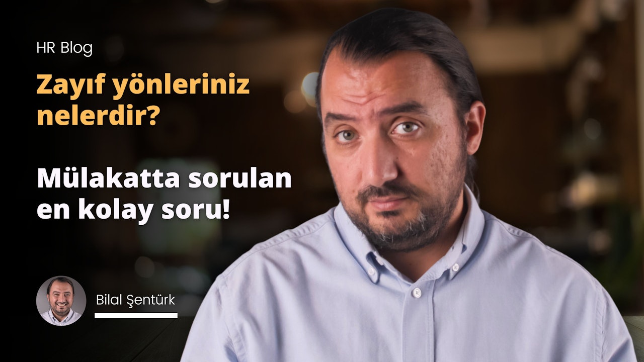 Kalın sakallı ve bıyıklı bir adam kameraya gülümsüyor. Parlak beyaz bir gülümsemesi var ve yanakları hafifçe yuvarlak. Gözleri parlak ve ışıltılı. Sakalı kalın ve yüzünün büyük kısmını kaplıyor. Siyah bir gömlek giyiyor ve arka plan karanlık. Köşede sarı bir 'Y' harfi görülüyor. Sağ alt köşede, siyah zemin üzerinde beyaz bir sayı görülüyor. Görüntü adamın yüzünün yakın çekimidir ve sakalı ve bıyığı açıkça görülebilmektedir. Yüz hatları iyi tanımlanmış ve gözleri yana bakıyor.