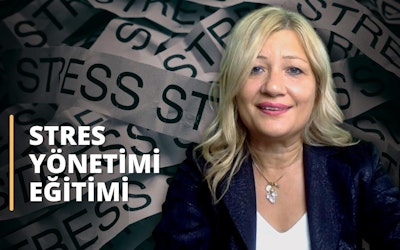 Bu görüntü stres yönetimi üzerine çevrimiçi bir kursa ait. Bir yığın siyah beyaz tabelanın önünde gülümseyen bir kadın. Kadın bir kolye takıyor ve görüntüde ağzının yakın çekimi yer alıyor. Ayrıca bazı beyaz metinlerin yakın çekimi de var. Arka plandaki işaretler bunun stresle başa çıkma konusunda bir online kurs olduğunu düşündürüyor. Kadının ifadesi ve tabelalardaki metin, bunun insanların stresi azaltmayı ve daha mutlu olmayı öğrenmelerine yardımcı olacak bir kurs olduğunu ima ediyor. Bu kurs muhtemelen stresle sağlıklı bir şekilde nasıl başa çıkılacağı ve yaşamda daha fazla denge yaratılacağı konusunda ipuçları ve stratejiler sağlayacaktır. İşaretler ayrıca kursun insanların strese karşı daha dirençli olmalarına ve daha olumlu bir bakış açısı oluşturmalarına yardımcı olacağını göstermektedir. Bu online kurs, insanların stresi nasıl azaltacaklarını ve genel sağlık durumlarını nasıl iyileştireceklerini öğrenmeleri için mükemmel bir yol gibi görünüyor.