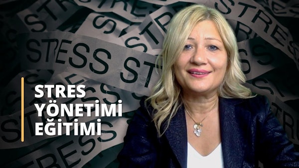 Bu görüntü stres yönetimi üzerine çevrimiçi bir kursa ait. Bir yığın siyah beyaz tabelanın önünde gülümseyen bir kadın. Kadın bir kolye takıyor ve görüntüde ağzının yakın çekimi yer alıyor. Ayrıca bazı beyaz metinlerin yakın çekimi de var. Arka plandaki işaretler bunun stresle başa çıkma konusunda bir online kurs olduğunu düşündürüyor. Kadının ifadesi ve tabelalardaki metin, bunun insanların stresi azaltmayı ve daha mutlu olmayı öğrenmelerine yardımcı olacak bir kurs olduğunu ima ediyor. Bu kurs muhtemelen stresle sağlıklı bir şekilde nasıl başa çıkılacağı ve yaşamda daha fazla denge yaratılacağı konusunda ipuçları ve stratejiler sağlayacaktır. İşaretler ayrıca kursun insanların strese karşı daha dirençli olmalarına ve daha olumlu bir bakış açısı oluşturmalarına yardımcı olacağını göstermektedir. Bu online kurs, insanların stresi nasıl azaltacaklarını ve genel sağlık durumlarını nasıl iyileştireceklerini öğrenmeleri için mükemmel bir yol gibi görünüyor.