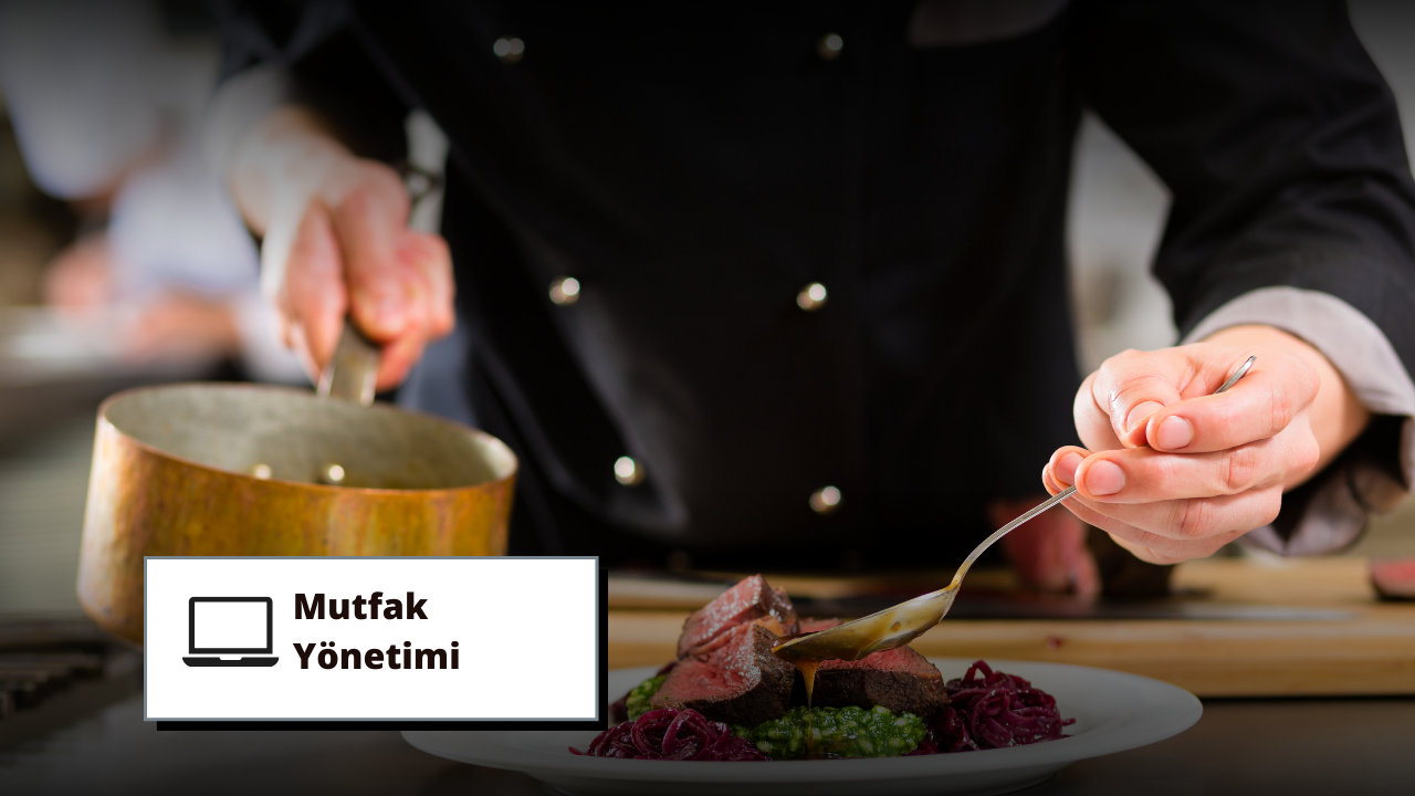 Bir kişi mutfakta ayakta durmakta ve sağ elinde gümüş bir kaşık tutmaktadır. Kaşık, çeşitli malzemelerden oluşan yiyeceklerle dolu beyaz bir tabağın üzerinde durmaktadır. Tabakta bir parça et, biraz kahverengi sos ve birkaç sebze var. Kişi beyaz bir gömlek ve siyah pantolon giymektedir. Görüntünün arka planı odak dışı, ancak köşede bulanık yeşil bir nesne görülebiliyor. Kişi kaşıkla yemek tabağına sos döküyor ve malzemelerin eşit dağılmasını dikkatle sağlıyor.