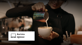 Barista Eğitimi eğitmeninin online ders anlatımı, kahve bardağı düzenleme ve kahvenin nasıl hazırlandığı anlatılıyor.