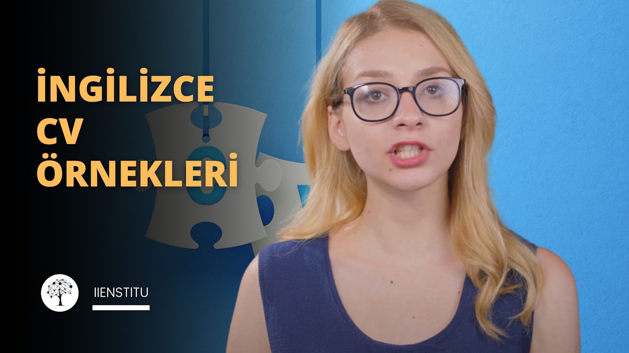 Bu görüntüde gözlüklü ve siyah bluzlu genç bir kadın yer alıyor. Kendine güvenen ve kararlı bir ifadeyle doğrudan kameraya bakıyor. Gözleri, koyu renk saçlarıyla kontrast oluşturan ince metal çerçeveli gözlükleriyle çerçevelenmiş. Arka plan çoğunlukla siyah, ancak üzerine serpiştirilmiş bazı beyaz noktalar ve sol üst köşede sarı bir harf var. Gözlüğüne ek olarak, üzerinde birkaç yapboz parçası sallanan bir kolye de takıyor. Bu, hayatın bazen bir yapbozu bir araya getirmeye benzeyebileceğini sembolize ediyor olabilir - tamamlayabilmeniz için önce tüm doğru parçaları bulmanız gerekir!