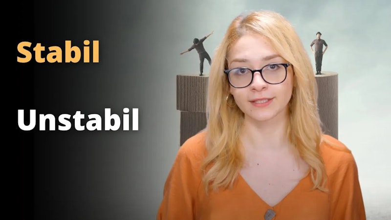 Bu resimde gözlük takan ve gülümseyen genç bir kadın görülüyor. Siyah bir arka planın önünde, kollarını iki yana açmış bir şekilde durmaktadır. Kıyafeti turuncu bir üst ve koyu renk alt ile beyaz spor ayakkabılardan oluşuyor. Kadının omuzlarından aşağı dökülen uzun kahverengi saçları var. Yüzünde camları sarı renkte olan yuvarlak çerçeveli bir gözlük var. Arkasında bir küpün üzerinde duran küçük bir figür sahneye derinlik katıyor.  Parlak gözleri ve davetkâr gülümsemesiyle doğrudan kamera objektifine bakan kadının ifadesi neşe ve memnuniyet dolu. Kadının bakışları güven ve kendine güveni yansıtırken aynı zamanda bu fotoğrafı izleyenlere karşı sıcak ve davetkâr. Ana özneye ek olarak, arka planda çeşitli boyutlardaki küplerin veya kutuların üzerinde duruyormuş gibi görünen ve bu kompozisyonda ilginç bir görsel etki yaratan birkaç kişi daha var.