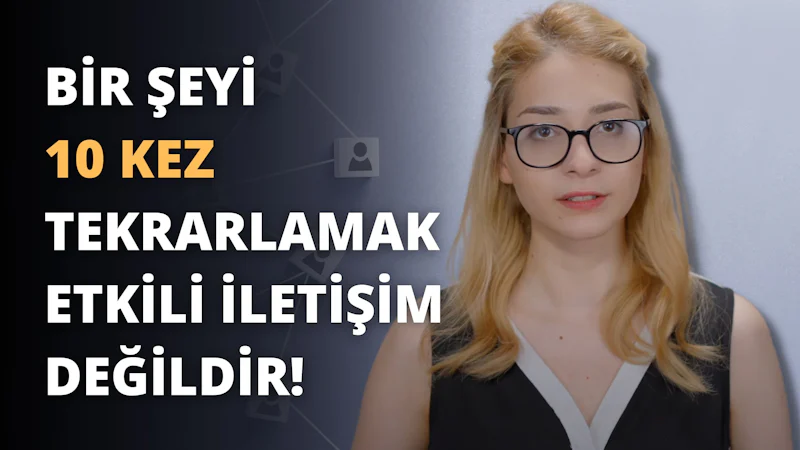Siyah bir bluz giyen ve gözlük takan genç bir kadın, üzerinde yazılar bulunan beyaz bir duvarın önünde durmaktadır. Başını hafifçe yana eğmiş, omuzlarından aşağı dökülen uzun siyah saçlarını ortaya çıkarıyor. Gözleri gözlük camlarının arkasında saklı ama parlak dişlerini göstererek genişçe gülümsüyor. Arkasındaki duvarda siyah zemin üzerine sarı bir harf ve siyah beyaz bir logo var. Kadının elleri göğsünün önünde birbirine kenetlenmiş, dikkatleri üzerlerine tünemiş güneş gözlüklerine çekiyor. Kendinden emin ve memnun görünüyor, kim olduğunuzu ve hayattan ne istediğinizi bilmenin getirdiği bir özgüven havası yayıyor.