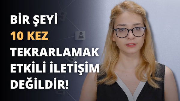 Siyah bir bluz giyen ve gözlük takan genç bir kadın, üzerinde yazılar bulunan beyaz bir duvarın önünde durmaktadır. Başını hafifçe yana eğmiş, omuzlarından aşağı dökülen uzun siyah saçlarını ortaya çıkarıyor. Gözleri gözlük camlarının arkasında saklı ama parlak dişlerini göstererek genişçe gülümsüyor. Arkasındaki duvarda siyah zemin üzerine sarı bir harf ve siyah beyaz bir logo var. Kadının elleri göğsünün önünde birbirine kenetlenmiş, dikkatleri üzerlerine tünemiş güneş gözlüklerine çekiyor. Kendinden emin ve memnun görünüyor, kim olduğunuzu ve hayattan ne istediğinizi bilmenin getirdiği bir özgüven havası yayıyor.