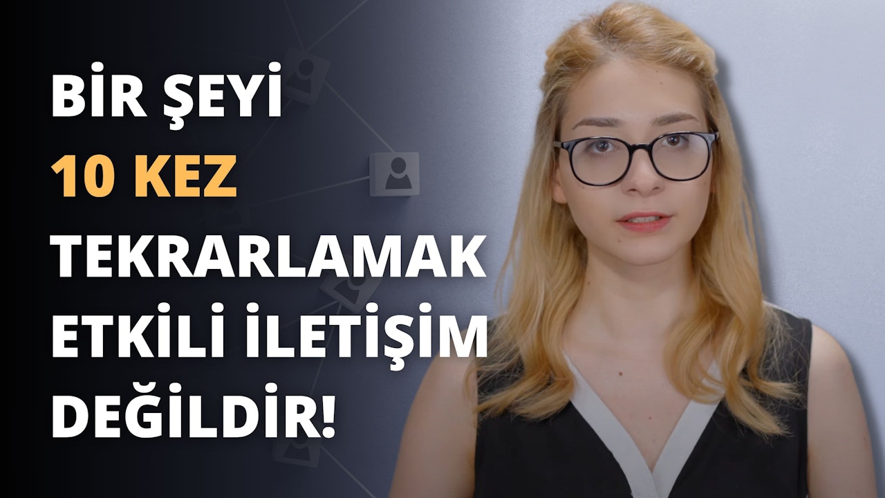 Siyah bir bluz giyen ve gözlük takan genç bir kadın, üzerinde yazılar bulunan beyaz bir duvarın önünde durmaktadır. Başını hafifçe yana eğmiş, omuzlarından aşağı dökülen uzun siyah saçlarını ortaya çıkarıyor. Gözleri gözlük camlarının arkasında saklı ama parlak dişlerini göstererek genişçe gülümsüyor. Arkasındaki duvarda siyah zemin üzerine sarı bir harf ve siyah beyaz bir logo var. Kadının elleri göğsünün önünde birbirine kenetlenmiş, dikkatleri üzerlerine tünemiş güneş gözlüklerine çekiyor. Kendinden emin ve memnun görünüyor, kim olduğunuzu ve hayattan ne istediğinizi bilmenin getirdiği bir özgüven havası yayıyor.