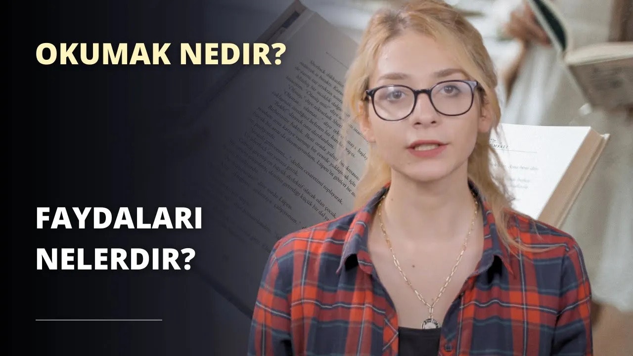 Bu görüntüde gözlüklü ve kırmızı ekose flanel gömlekli genç bir kadın görülüyor. Yoğun bir bakışla doğrudan kameraya bakıyor, gözleri gözlüklerinin siyah çerçeveleriyle çerçevelenmiş. Saçları düşük bir at kuyruğu şeklinde arkaya toplanmış ve köprücük kemiğinin hemen üzerinden sarkan bir kolye takmış. Fotoğrafın arka planı karanlık, ancak sol üst köşede bir tür metin ya da logonun parçası gibi görünen beyaz harfler var. Kadının yüzü çerçevenin çoğunu kaplıyor, bu da bunun yakın çekim olarak çekildiğini açıkça ortaya koyuyor. Bir elinde açık bir kitaba benzeyen bir şey tutuyor, ancak kamera merceğine olan uzaklığı nedeniyle biraz odak dışı görünüyor. Bu görüntü hem özgüven hem de zeka ifade ediyor; gözlük reklamı veya eğitim girişimlerinin tanıtımı gibi birçok amaçla kullanılabilir.