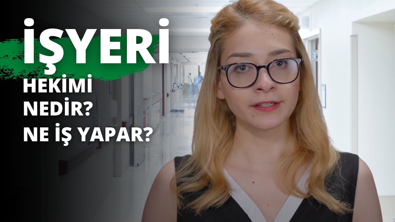 Genç bir kadın koridorda durmakta, gözlük ve siyah bir gömlek giymektedir. Omuzlarına dökülen sarı saçları var ve göğsünde bir ben var. Gözleri yoğun bir bakışla önüne odaklanmış ve dudaklarında hafif bir gülümseme var. Etrafındaki duvarlar beyaza boyanmış ve üst kısımlarında yeşil vurgular var ve üzerlerinde hem yeşil hem de siyah harflerle yazılmış büyük bir tabela var. Tabelanın ortasında büyük boy beyaz bir 'E' harfi var. Bunun sağında ise siyah zemin üzerine sadece beyaz yazıların yer aldığı daha küçük bir tabela asılı.