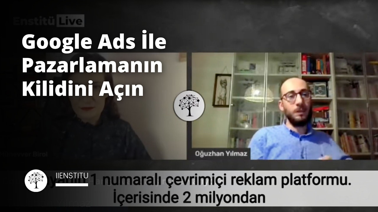 Bu görüntü kapalı bir ortamda gözlük takan bir kadın ve erkeği gösteriyor. Adam mavi bir gömlek giyerken, kadının koyu renk saçları ve kırmızı ruju var. Üzerinde video oyun konsolu veya kumandası gibi görünen bir şey de dahil olmak üzere çeşitli eşyalar bulunan bir rafın önünde durmaktadırlar. Arka planda bir tür logo veya sembolü temsil edebilecek noktalar ve çizgiler içeren siyah beyaz bir daire de var. Ayrıca çerçevenin sağ üst köşesinde kediye benzeyen bulanık bir görüntü daha var. Sahnenin geneli, sessiz renkleri, yumuşak odağı ve keskin ayrıntılarının olmaması nedeniyle neredeyse rüya gibi bir niteliğe sahip. Bu görüntü, gözlük veya oyun ürünlerinin reklamının bir parçası olarak kullanılabileceği gibi, yüz tanıma veya nesne algılama görevleriyle ilgili bilgisayarla görme modellerinin eğitimi için veri kümeleri oluşturmak amacıyla da kullanılabilir.