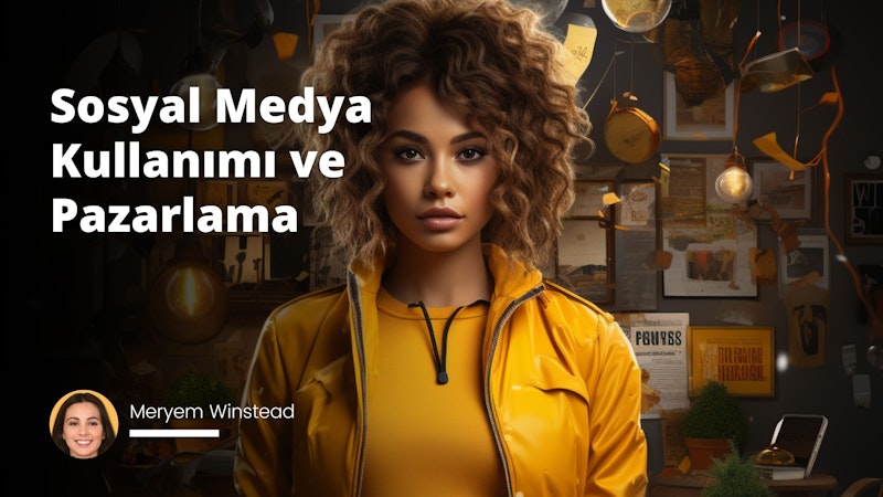 Bu görüntüde yirmili yaşlarının ortasında sarı ceketli genç bir kadın görülüyor. Kıvırcık saçları var ve başı hafifçe yana eğik bir şekilde kameraya gülümsüyor. Arkasında ahşap ve metalden yapılmış gibi görünen kapalı bir duvar saati var. Kadının sağında, ikisi de ceket giymiş iki kişi daha var. Onların önünde, üzerinde başka bir kişinin resmi olan bir tabela var. Çerçevenin sol tarafında cam bir küre içinde bir ışık ve daha uzakta bazı mobilyaların üzerinde bir dizüstü bilgisayara benzeyen bir şey var. Arka plan rengi ağırlıklı olarak siyah ve kahverengi tonlarından oluşurken, görüntü boyunca turuncu bir vurgu rengi de görülebiliyor.