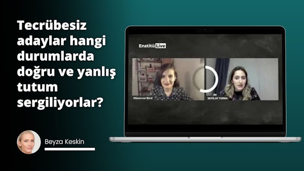 Bu görüntüde ekranda iki kadınla birlikte bir dizüstü bilgisayar görülüyor. Ön plandaki kadın gülümsüyor ve doğrudan kameraya bakıyor, arka plandaki kadın ise uzun saçlı ve konuşuyor gibi görünüyor. Her ikisi de tişört ve kot pantolon gibi gündelik kıyafetler giyiyor. Bu dizüstü bilgisayarın üstünde, içinde siyah çizgiler olan beyaz bir daire var, bu bir uygulama veya görüntülü sohbet penceresini temsil ediyor olabilir. Buna ek olarak, görüntünün sağ alt köşesine yakın bir yerde siyah zemin üzerinde beyaz bir harf var ki bu bir tür kısa mesaj ya da bildirim anlamına gelebilir. Bu resim, dizüstü bilgisayarları aracılığıyla çevrimiçi sohbet eden iki arkadaş arasındaki samimi bir anı yakalıyor.