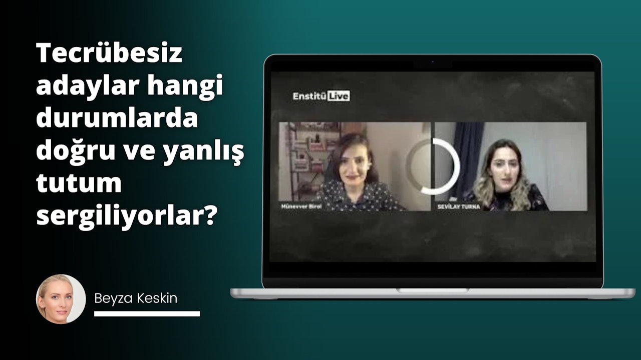 Bu görüntüde ekranda iki kadınla birlikte bir dizüstü bilgisayar görülüyor. Ön plandaki kadın gülümsüyor ve doğrudan kameraya bakıyor, arka plandaki kadın ise uzun saçlı ve konuşuyor gibi görünüyor. Her ikisi de tişört ve kot pantolon gibi gündelik kıyafetler giyiyor. Bu dizüstü bilgisayarın üstünde, içinde siyah çizgiler olan beyaz bir daire var, bu bir uygulama veya görüntülü sohbet penceresini temsil ediyor olabilir. Buna ek olarak, görüntünün sağ alt köşesine yakın bir yerde siyah zemin üzerinde beyaz bir harf var ki bu bir tür kısa mesaj ya da bildirim anlamına gelebilir. Bu resim, dizüstü bilgisayarları aracılığıyla çevrimiçi sohbet eden iki arkadaş arasındaki samimi bir anı yakalıyor.