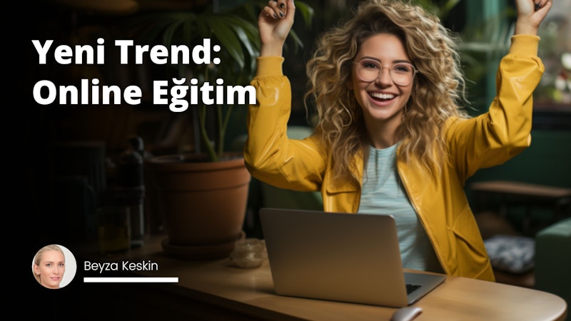 Gözlüklü ve mavi kazaklı bir kadın bir dizüstü bilgisayarın önünde kollarını kaldırıyor. Dizüstü bilgisayar yakın çekimdir ve bulanık sarı bir yüzeyle çevrilidir. Dizüstü bilgisayarın sağ tarafında, üzerinde mavi bir fincan olan yeşil bir sandalye ve arka planda bulanık bir bitki görüntüsü var. Kadın kollarını havaya kaldırmış, elleri dizüstü bilgisayara doğru uzanıyor.