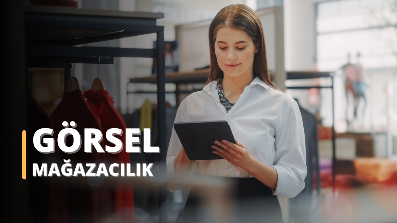 Sıcak gülümsemeli bir kadın mağazada duruyor. Üzerinde ışıkta parlayan bir kolye ve şık bir bluz var. Gözleri güneş ışığında parlıyor ve ifadesinden neşe duygusu yayılıyor. Doğrudan elindeki tablete bakıyor ve dudakları neşeli bir gülümsemeyle kıvrılıyor. Saçları düz ve sırtından aşağı dökülüyor. Arka plan bulanık ve bir mağazanın önündeymiş gibi görünüyor. Duruşu ve kıyafeti, eğlenceli ve dışa dönük bir kişiliğe sahip, moda bilincine sahip bir birey olduğunu gösteriyor. Işıl ışıl görünüyor ve mutluluğu bulaşıcı.