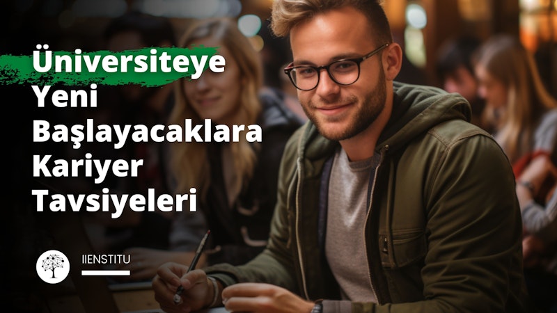 Bir grup insan dizüstü bilgisayarlarını kullanarak bir masanın etrafında oturuyor. Ortada dizüstü bilgisayarı açık olan bir adam var ve iki eliyle yazıyor. Solunda, masanın üzerinde bir bardak su var. Sağında ise bir tabağın üzerinde bir fincan kahve var. Adamın önünde bir tablet ve bir kalem, onun yanında da üstünde kalem olan bir not defteri var. En sağda bir çift siyah gözlük var. Dizüstü bilgisayarın klavyesinde bir el yazı yazmaktadır. Herkes görevine odaklanmış durumda ve atmosfer çok yoğun.