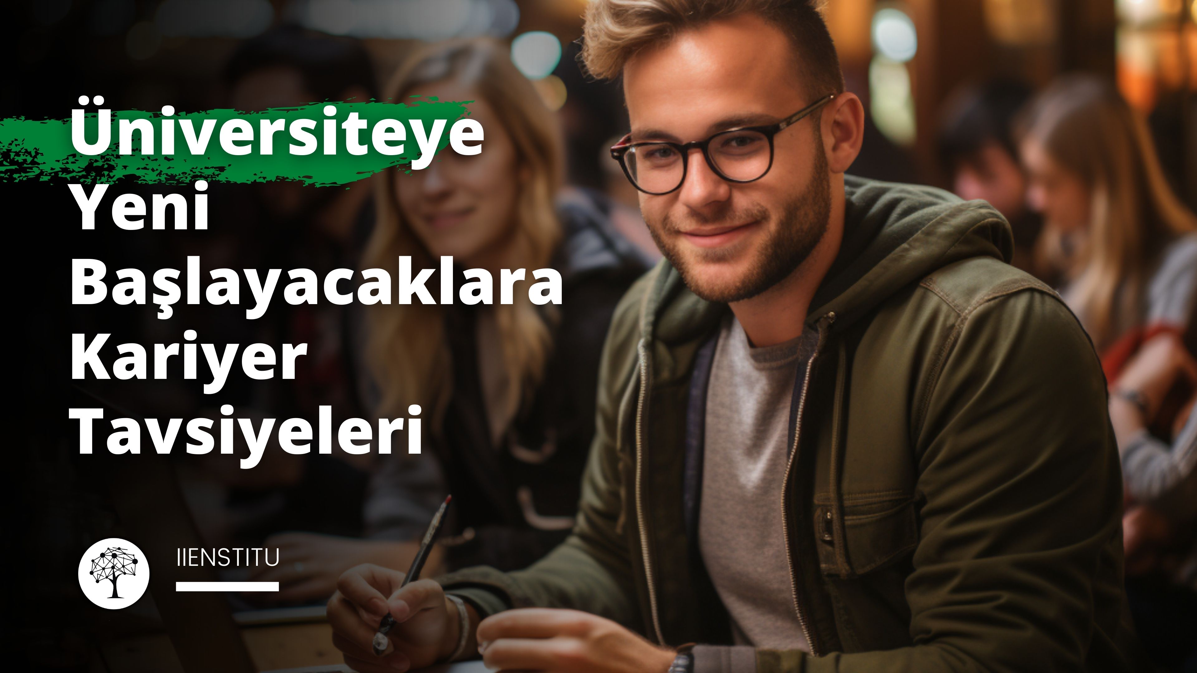 Bir grup insan dizüstü bilgisayarlarını kullanarak bir masanın etrafında oturuyor. Ortada dizüstü bilgisayarı açık olan bir adam var ve iki eliyle yazıyor. Solunda, masanın üzerinde bir bardak su var. Sağında ise bir tabağın üzerinde bir fincan kahve var. Adamın önünde bir tablet ve bir kalem, onun yanında da üstünde kalem olan bir not defteri var. En sağda bir çift siyah gözlük var. Dizüstü bilgisayarın klavyesinde bir el yazı yazmaktadır. Herkes görevine odaklanmış durumda ve atmosfer çok yoğun.