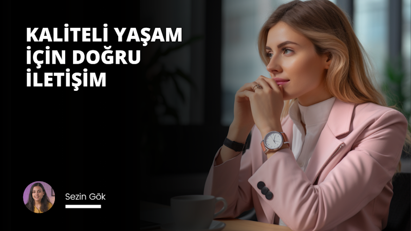 Cep telefonuyla konuşan bir kadının yakın çekimi. Kolunda pembe beyaz bir saat var ve telefonu kulağına yakın tutuyor. Çekimde burnu görünüyor ve konuşmaya konsantre olurken gözleri hafifçe kapalı. Arka plan bulanık, pembe ve beyaz bir yüzey görüntüde görülebiliyor. Arka planda hafifçe odak dışında kalan bir fincan da var. Kadının kolu uzanmış, sanki konuşurken el hareketi yapıyormuş gibi.