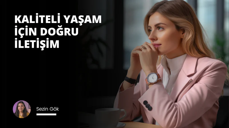 Cep telefonuyla konuşan bir kadının yakın çekimi. Kolunda pembe beyaz bir saat var ve telefonu kulağına yakın tutuyor. Çekimde burnu görünüyor ve konuşmaya konsantre olurken gözleri hafifçe kapalı. Arka plan bulanık, pembe ve beyaz bir yüzey görüntüde görülebiliyor. Arka planda hafifçe odak dışında kalan bir fincan da var. Kadının kolu uzanmış, sanki konuşurken el hareketi yapıyormuş gibi.