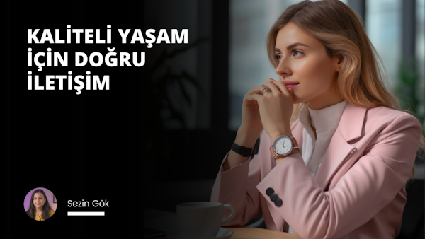 Cep telefonuyla konuşan bir kadının yakın çekimi. Kolunda pembe beyaz bir saat var ve telefonu kulağına yakın tutuyor. Çekimde burnu görünüyor ve konuşmaya konsantre olurken gözleri hafifçe kapalı. Arka plan bulanık, pembe ve beyaz bir yüzey görüntüde görülebiliyor. Arka planda hafifçe odak dışında kalan bir fincan da var. Kadının kolu uzanmış, sanki konuşurken el hareketi yapıyormuş gibi.