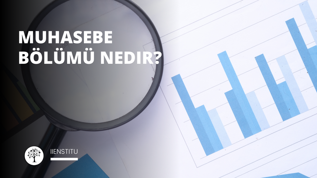 Bir masanın üzerinde büyüteç tutan bir kişi yakın plan bir perspektiften görülüyor. Büyüteç masanın ortasına yerleştirilmiştir ve kişi büyüteci iki eliyle tutmaktadır. Kişi aşağıya bakmakta ve büyütecin altındaki nesneye konsantre olmaktadır. Büyüteç, altındaki nesnenin net bir şekilde görülmesini sağlayacak bir açıyla konumlandırılmıştır. Görüntü doğrudan masanın üstünden alınmakta ve izleyiciye sahnenin tam bir görüntüsünü vermektedir. Masa, üstü açık renkli ahşap bir masadır. Arka plan düz beyaz bir duvardır ve çerçevede başka hiçbir nesne yoktur. Kişi mavi bir gömlek giymiş ve koyu renk saçlarını arkadan bağlamıştır. Kişinin yüz hatları görünmüyor ama uzun, ince parmakları büyüteci kavrarken açıkça görülüyor.