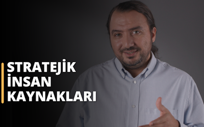 Fotoğrafta, koyu renkli bir arka plana karşı açık renkli bir gömlek giyen bir erkek akademisyen bulunuyor. Kişi kameraya doğru bakıyor ve eliyle hafif bir hareket yapıyor gibi görünüyor. Bu bir eğitim sahnesinden alınmış. Ayrıca fotoğrafta "STRATEJİK İNSAN KAYNAKLARI" yazısı yer alıyor. Bu stratejik insan kaynakları yönetimi eğitimi kapak görselidir.