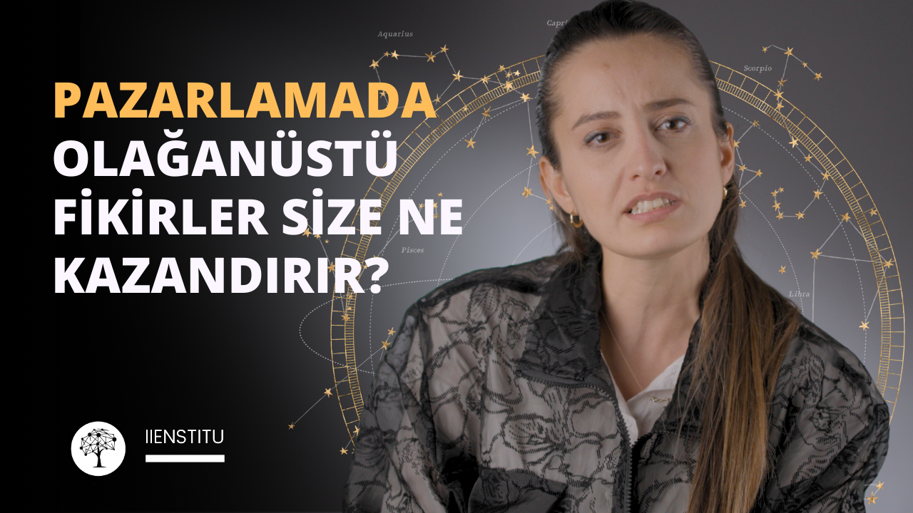 Bu görsel, bir kadının portresiyle birlikte "PAZARLAMADA OLAĞANÜSTÜ FİKİRLER SİZE NE KAZANDIRIR?" yazısını içeriyor. Kadın ciddi bir ifadeye sahip, arkasında ise zodyak burçlarına ait sembollerle dönen bir halka bulunmaktadır. Kadının üzerinde siyah ve gri tonlarında dantelli bir kıyafet var. Görselin alt kısmında ise beyaz bir logo yer alıyor ve bu logo "İIENSTITU" olarak adlandırılmış. Bu görsel, muhtemelen pazarlama konusunda olağanüstü fikirlerin ne gibi avantajlar getirebileceğine dair bir içeriği tanıtmak için kullanılıyor. Zodyak burçlarındaki halka, muhtemelen pazarlama stratejileri ve taktikleri arasındaki bağlantıları ifade ediyor. Görseldeki pazarlama uzmanı kadın, müşteri iletişiminde pazarlama kampanyası yapan ve yıldız haritası gönderen bir sigorta şirketinin pazarlama açısından anlatımını yapıyor. Görseldeki kadının ciddi ifadesi, konunun önemini ve profesyonelliğini vurguluyor olabilir.