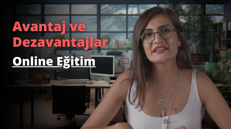 Görselde, modern bir ofis ortamında oturan genç bir kadın portresi bulunmaktadır. Kadın, kahverengi saçlı, gözlük takmış ve beyaz bir kıyafet giymiştir. Arka planda, büyük camlı pencereler, bilgisayarlar, masalar ve bitkiler görülebilir. Kadın konuşurken kameraya doğru bakmaktadır. Görselin merkezinde büyük kırmızı ve beyaz harflerle "Avantaj ve Dezavantajlar Online Eğitim" yazısı yer almaktadır. Görsel, online eğitimin avantajları ve dezavantajları hakkında bir konuyu ele alıyor gibi görünmektedir.