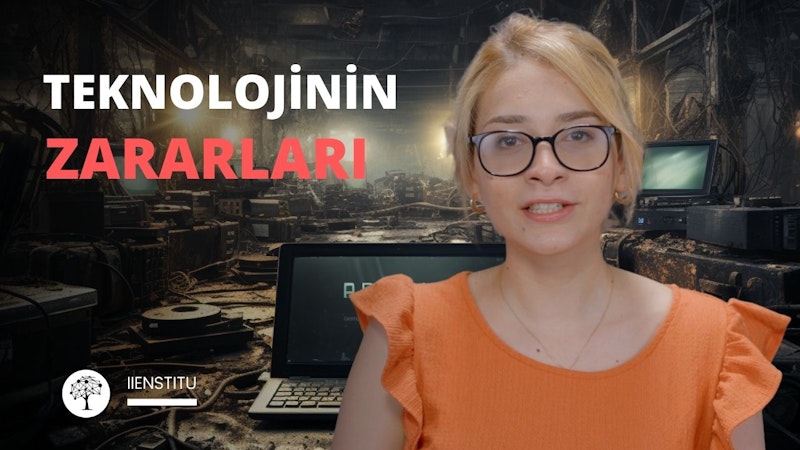 Fotoğrafta, bir kadın, arka planda bir odada bulunan eski elektronik cihazlar arasında konumlanmıştır. Metin "TEKNOLOJİNİN ZARARLARI" başlığını taşımakta ve alt köşede "İİENSTİTU" logosu bulunmaktadır.