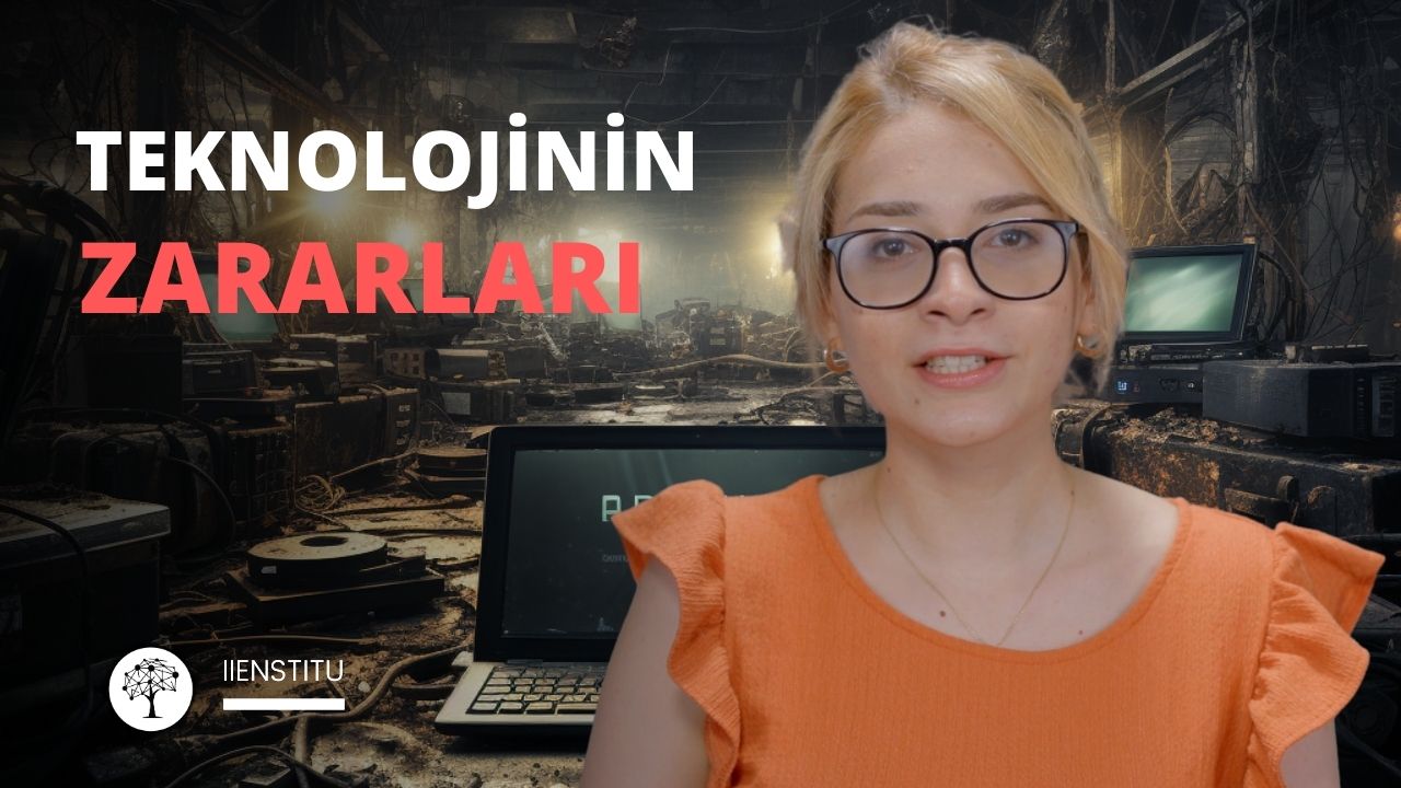 Fotoğrafta, bir kadın, arka planda bir odada bulunan eski elektronik cihazlar arasında konumlanmıştır. Metin "TEKNOLOJİNİN ZARARLARI" başlığını taşımakta ve alt köşede "İİENSTİTU" logosu bulunmaktadır.