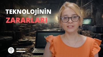 Fotoğrafta, bir kadın, arka planda bir odada bulunan eski elektronik cihazlar arasında konumlanmıştır. Metin "TEKNOLOJİNİN ZARARLARI" başlığını taşımakta ve alt köşede "İİENSTİTU" logosu bulunmaktadır.