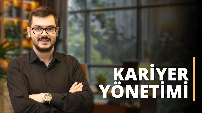 Bu görselde bir ofis ortamında, cam bir pencerenin önünde ayakta duran ve kollarını çaprazlama katlamış bir erkek figürü gözüküyor. Arkasındaki cam pencere, yeşil ağaçları gösteriyor ve bu da hoş bir dış mekan hissi veriyor. Erkeğin giyimi profesyonel; siyah bir gömlek giymiş ve saçları düzgün bir şekilde taranmış. Göğsünün üzerindeki bir saat de dikkat çekiyor. Görselin sağ üst köşesinde, "KARİYER YÖNETİMİ" ifadesi büyük ve kalın harflerle yazılmış. Bu, resimdeki kişinin bir kariyer danışmanı veya iş yaşamı ile ilgili bir profesyonel olabileceğini düşündürüyor, aynı zamanda bir kariyer yönetimi kursu ve semineriyle ilgili bir tanıtımdır.