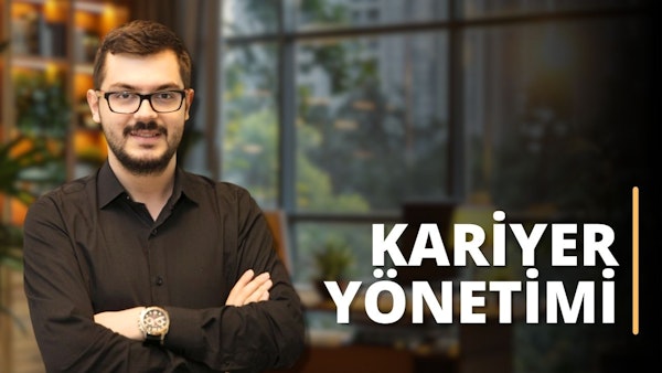 Bu görselde bir ofis ortamında, cam bir pencerenin önünde ayakta duran ve kollarını çaprazlama katlamış bir erkek figürü gözüküyor. Arkasındaki cam pencere, yeşil ağaçları gösteriyor ve bu da hoş bir dış mekan hissi veriyor. Erkeğin giyimi profesyonel; siyah bir gömlek giymiş ve saçları düzgün bir şekilde taranmış. Göğsünün üzerindeki bir saat de dikkat çekiyor. Görselin sağ üst köşesinde, "KARİYER YÖNETİMİ" ifadesi büyük ve kalın harflerle yazılmış. Bu, resimdeki kişinin bir kariyer danışmanı veya iş yaşamı ile ilgili bir profesyonel olabileceğini düşündürüyor, aynı zamanda bir kariyer yönetimi kursu ve semineriyle ilgili bir tanıtımdır.