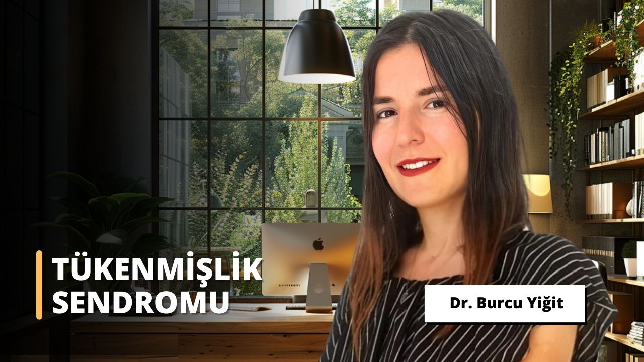 Görsel, genç bir kadının, geniş camlı bir pencerenin önünde durduğu ve arkasında bir ofis ortamı gösteriyor. Kadının giydiği çizgili bluz ve arkadaki düzenli bir şekilde yerleştirilmiş kitaplık, sıcak ve profesyonel bir atmosfer yaratıyor. Masanın üzerinde bir Apple marka bilgisayar ve çalışma ışığını sağlayan bir masa lambası bulunuyor. Görselin altında "TÜKENMİŞLİK SENDROMU" başlığı ve "Dr. Burcu Yiğit" ismi öne çıkıyor, bu da görselin, Dr. Burcu Yiğit tarafından verilecek bir tükenmişlik sendromu eğitimi ve seminerini tanıtmak için kullanıldı. Görsel, potansiyel katılımcılara eğitim hakkında bilgi vermek ve onları kayıt olmaya teşvik etmek amacıyla tasarlanmıştır.