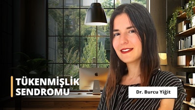 Görsel, genç bir kadının, geniş camlı bir pencerenin önünde durduğu ve arkasında bir ofis ortamı gösteriyor. Kadının giydiği çizgili bluz ve arkadaki düzenli bir şekilde yerleştirilmiş kitaplık, sıcak ve profesyonel bir atmosfer yaratıyor. Masanın üzerinde bir Apple marka bilgisayar ve çalışma ışığını sağlayan bir masa lambası bulunuyor. Görselin altında "TÜKENMİŞLİK SENDROMU" başlığı ve "Dr. Burcu Yiğit" ismi öne çıkıyor, bu da görselin, Dr. Burcu Yiğit tarafından verilecek bir tükenmişlik sendromu eğitimi ve seminerini tanıtmak için kullanıldı. Görsel, potansiyel katılımcılara eğitim hakkında bilgi vermek ve onları kayıt olmaya teşvik etmek amacıyla tasarlanmıştır.