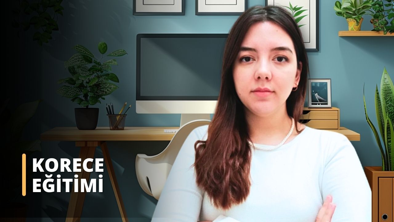 Bu görselde, bilgisayar ekranı olan bir çalışma masasının önünde duran bir kadın görülmektedir. Kadın kamera tarafına doğru bakmakta ve sade beyaz bir tişört giymektedir. Saçları açık kahverengi, omuzlarından biraz aşağı uzanır şekildedir ve yüzü ciddi bir ifade taşımaktadır. Görselin sol tarafında, masanın üstünde çeşitli ev bitkileri ve kırtasiye malzemeleri vardır. Duvarın açık mavi renkte olduğu ve çerçeveli bazı tablolar asılı olduğu görülüyor. Görselin sağ tarafında, masanın üzerinde daha fazla bitki ve çerçeveli bir fotoğraf yer almakta. Görselin alt kısmında turuncu ve beyaz renkte, "KORECE EĞİTİMİ" yazısı bulunmaktadır. Bu metin, bir tür eğitim veya kurs reklamı olduğunu düşündürebilir. Genel olarak görsel, düzenli ve profesyonel bir çalışma ortamını yansıtmaktadır.