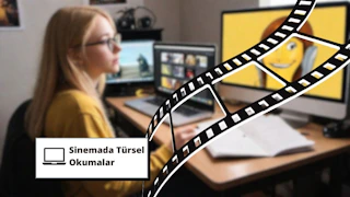 Hırslı bir kız (30'larında) modern bir çalışma alanında oturmuş, dizüstü imac'inde bir filmi analiz etmekle meşgul. Sarı saçları görünüyor. Öğrencinin etrafına çeşitli sinema türleri ve film teorisi hakkında kitaplar serpiştirilmiş. Film posterleri, kamera ve tripod gibi film yapım ekipmanlarıyla dolu rahat oda, tutkulu bir öğrenme ortamını yansıtıyor. Elinde notları ve kalemi olan öğrenci adanmışlığı simgeliyor ve 'Sinematik Tür Çalışmaları' başlıklı bir ders aracılığıyla film okuryazarlığını ve sinematik türlere ilişkin anlayışını geliştirmeye kendini adamış durumda.