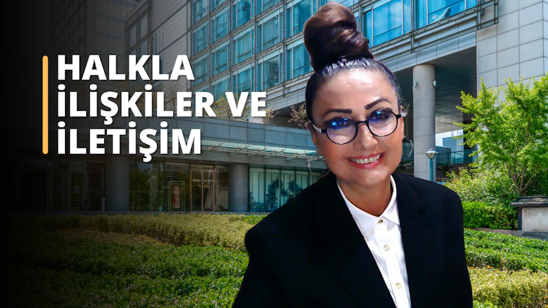 Halkla İlişkiler ve İletişim Eğitimi görseli, eğitmenin kurumsal kıyafetiyle ve olumlu bir ifadeyle kameralara gülümsediği bir eğitim ortamında çekilmiş. Arka planda modern bir iş merkezi bulunmakta, bu da profesyonel ve kurumsal bir eğitim havası veriyor. Eğitmenin önemi ve eğitim içeriğinin ciddiyeti, görselin estetiğiyle vurgulanmış.