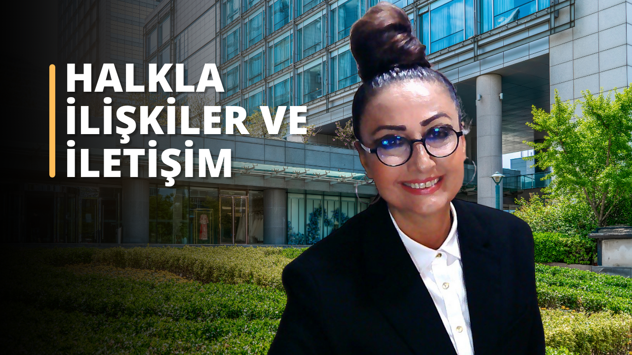 Halkla İlişkiler ve İletişim Eğitimi görseli, eğitmenin kurumsal kıyafetiyle ve olumlu bir ifadeyle kameralara gülümsediği bir eğitim ortamında çekilmiş. Arka planda modern bir iş merkezi bulunmakta, bu da profesyonel ve kurumsal bir eğitim havası veriyor. Eğitmenin önemi ve eğitim içeriğinin ciddiyeti, görselin estetiğiyle vurgulanmış.