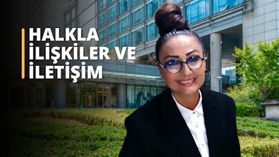 Halkla İlişkiler ve İletişim Eğitimi görseli, eğitmenin kurumsal kıyafetiyle ve olumlu bir ifadeyle kameralara gülümsediği bir eğitim ortamında çekilmiş. Arka planda modern bir iş merkezi bulunmakta, bu da profesyonel ve kurumsal bir eğitim havası veriyor. Eğitmenin önemi ve eğitim içeriğinin ciddiyeti, görselin estetiğiyle vurgulanmış.