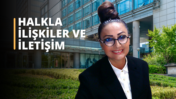 Halkla İlişkiler ve İletişim Eğitimi görseli, eğitmenin kurumsal kıyafetiyle ve olumlu bir ifadeyle kameralara gülümsediği bir eğitim ortamında çekilmiş. Arka planda modern bir iş merkezi bulunmakta, bu da profesyonel ve kurumsal bir eğitim havası veriyor. Eğitmenin önemi ve eğitim içeriğinin ciddiyeti, görselin estetiğiyle vurgulanmış.