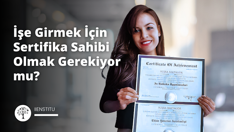 Görselde, "İşe Girmek İçin Sertifika Sahibi Olmak Gerekiyor mu?" başlıklı bir yazı ve elinde sertifikalar tutan bir kadın görülmektedir. Kadın gülümseyerek kameraya bakmakta ve iki adet sertifika göstermektedir. Görselin sol alt köşesinde IIENSTITU logosu bulunmaktadır.