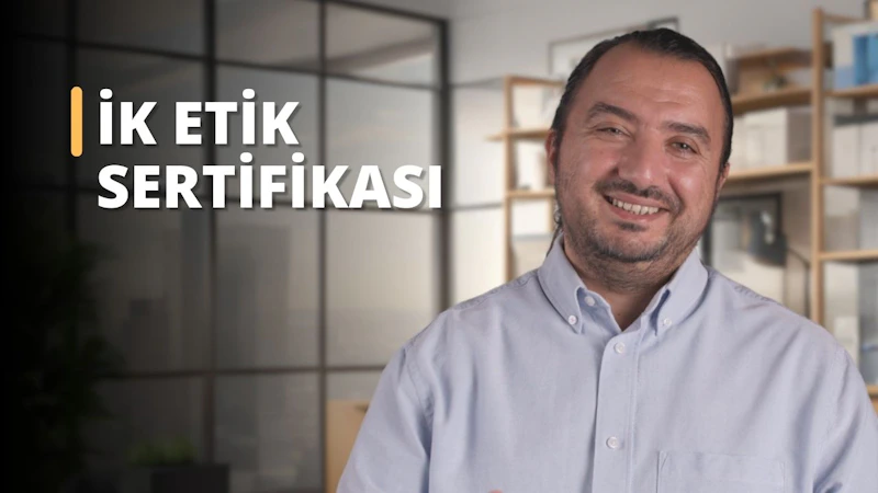 İK Etik Sertifikası yazısı, bir ofis ortamında arka planın flu olduğu ve beyaz gömlek giymiş bir adamın güler yüzlü şekilde kameraya baktığı bir görselde yer alıyor.