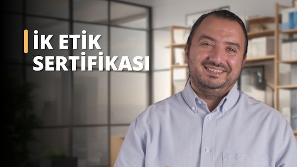 İK Etik Sertifikası yazısı, bir ofis ortamında arka planın flu olduğu ve beyaz gömlek giymiş bir adamın güler yüzlü şekilde kameraya baktığı bir görselde yer alıyor.